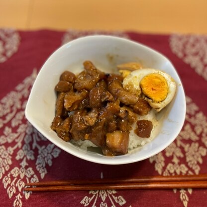 魯肉飯のレシピは色々ありますが、こちらのレシピには干し椎茸と黒糖が使われていて良いお役目を。味に深みとコクが増して作っている間も香りに癒されました。リピ決定です